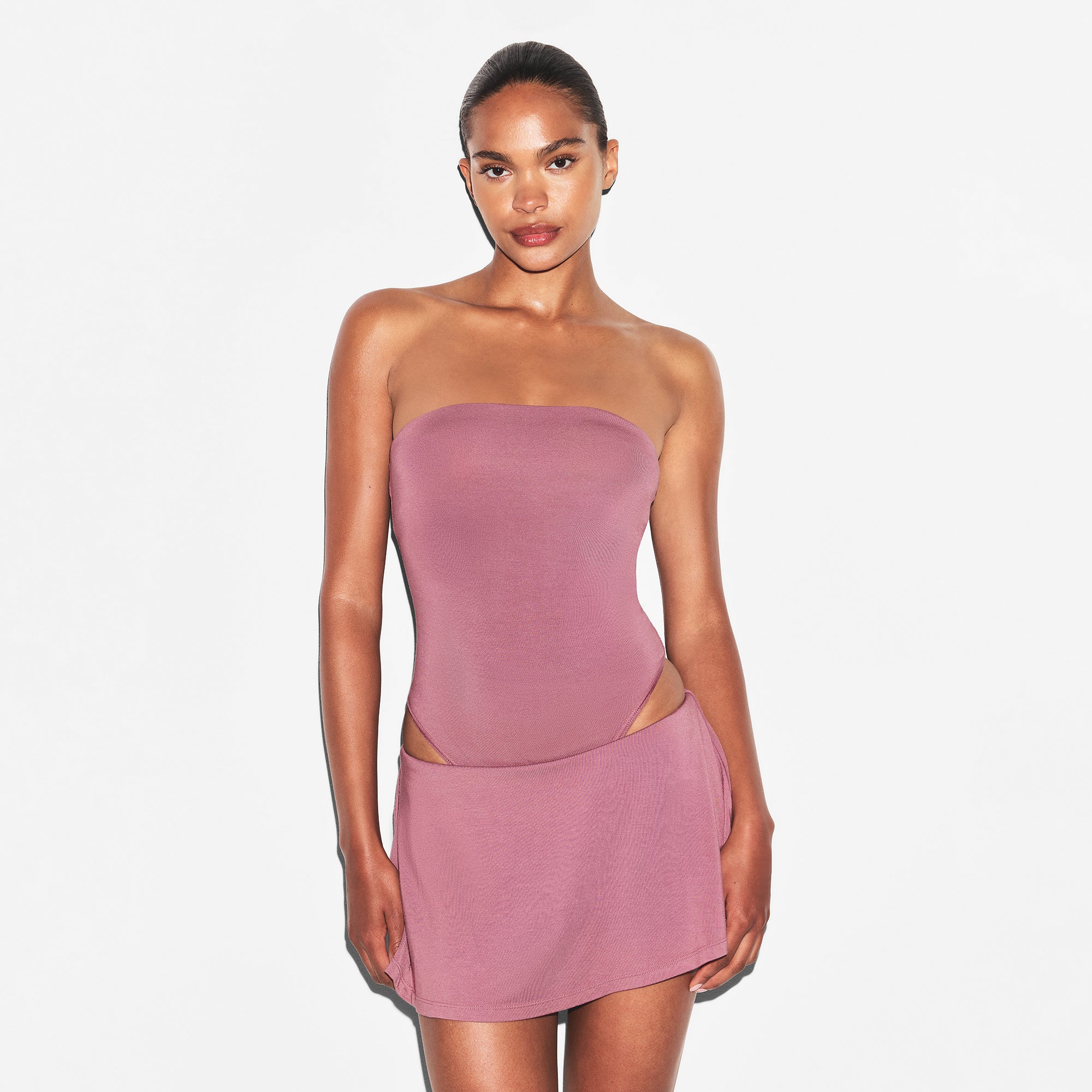 

Боди без бретелек SKIMS SMOOTH LAYERS, цвет redwood