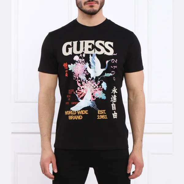 

Футболка стандартного кроя Tokyo Collage Guess, черный