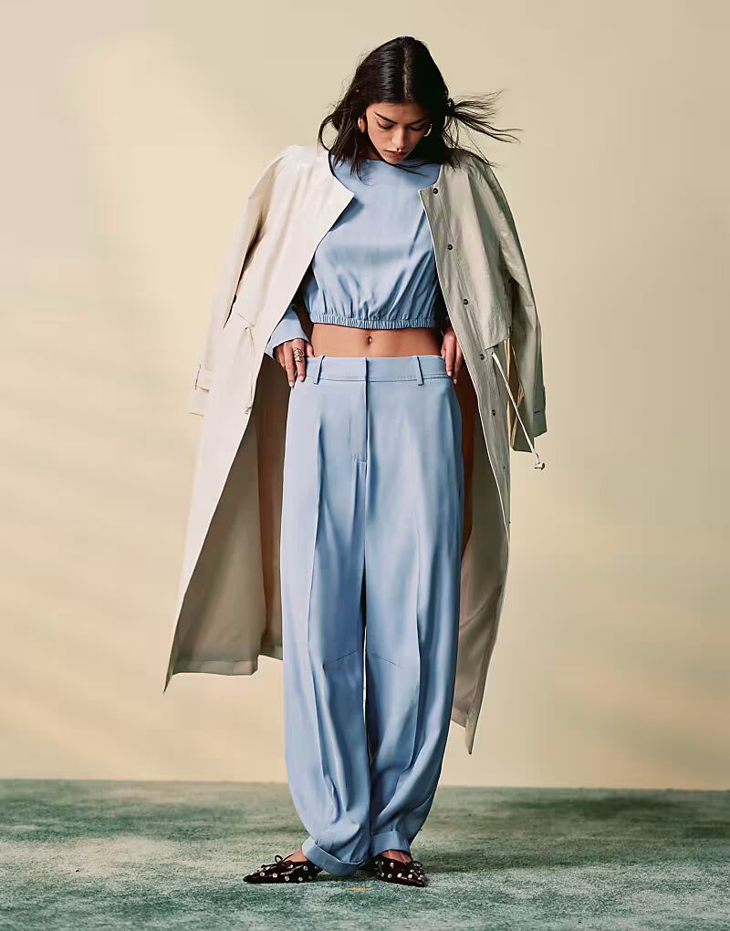 

Строгие брюки-бочонки от ASOS DESIGN светло-голубого цвета с отворотом по низу