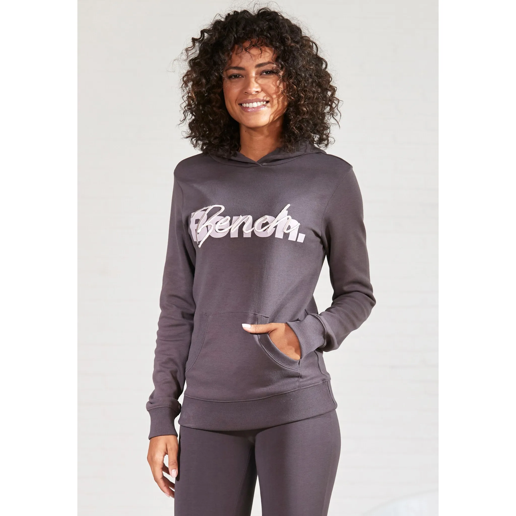 

Bench Толстовка с капюшоном и карманом-кенгуру, домашний костюм, толстовка с капюшоном Bench Loungewear, цвет Stone