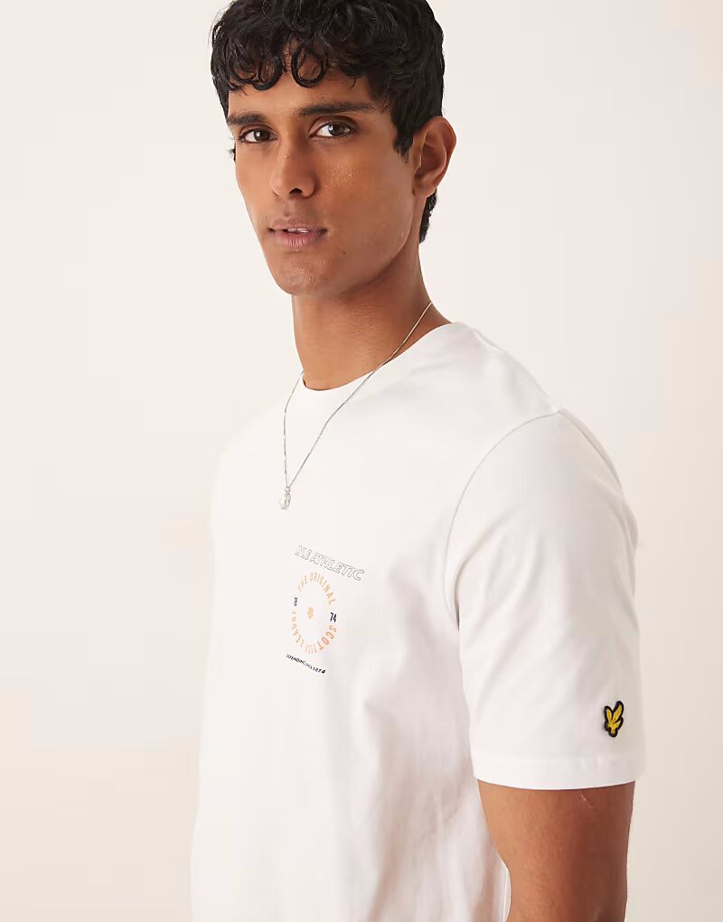 

Футболка Lyle & Scott Athletic Graphic белого цвета