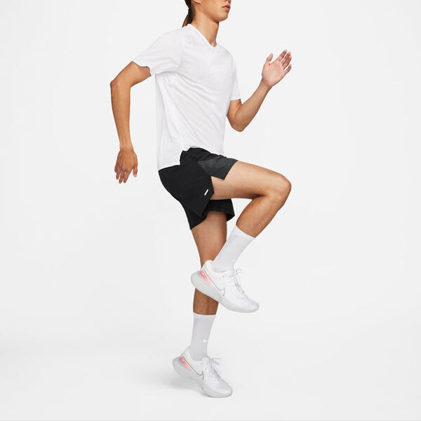 Футболка dri fit run division rise 365 однотонные с круглым вырезом и светоотражающими короткими рукавами Nike, белый — фото 4