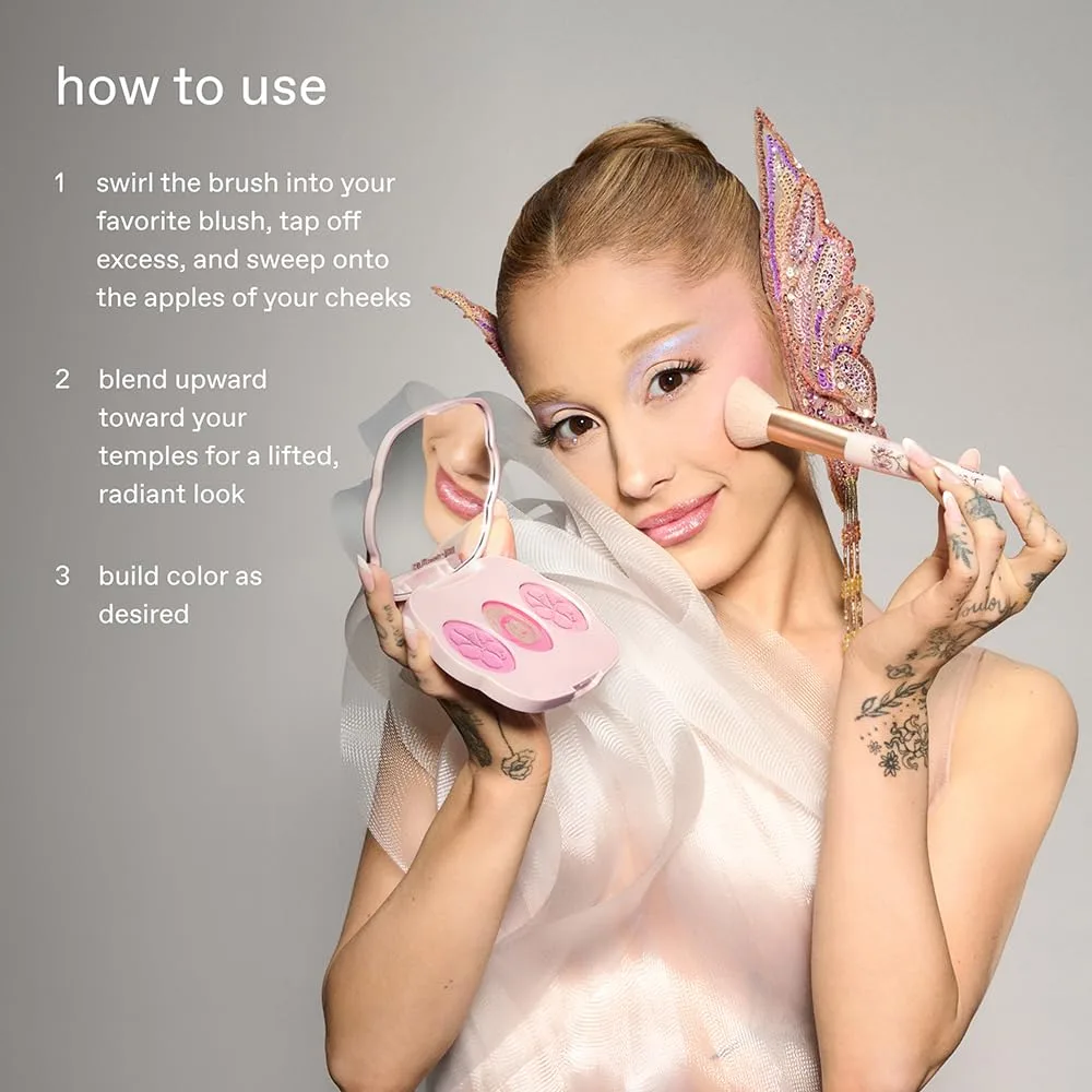 Кисть для румян rem beauty by Ariana Grande Wicked: For Good | Cherry Blossom | Мягкие, пушистые щетинки | Идеально подходит для наслаивания и растушевки | 1 шт., Black — фото 3