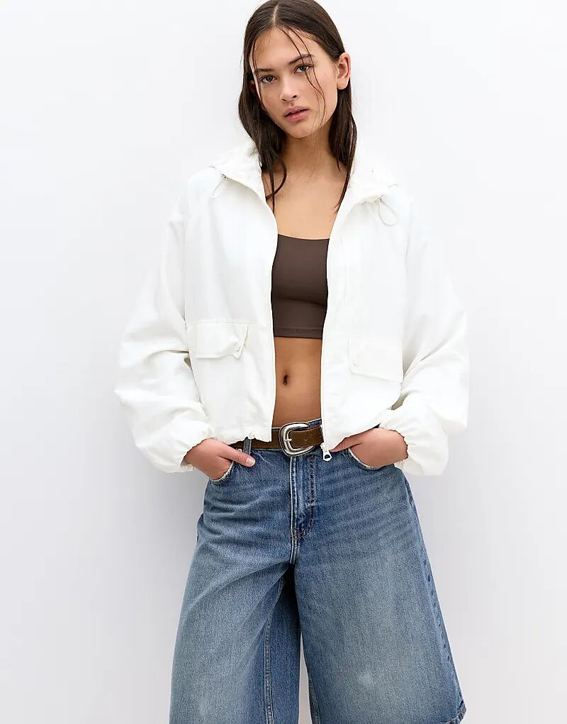 

Короткая легкая куртка Pull&Bear с капюшоном белого цвета