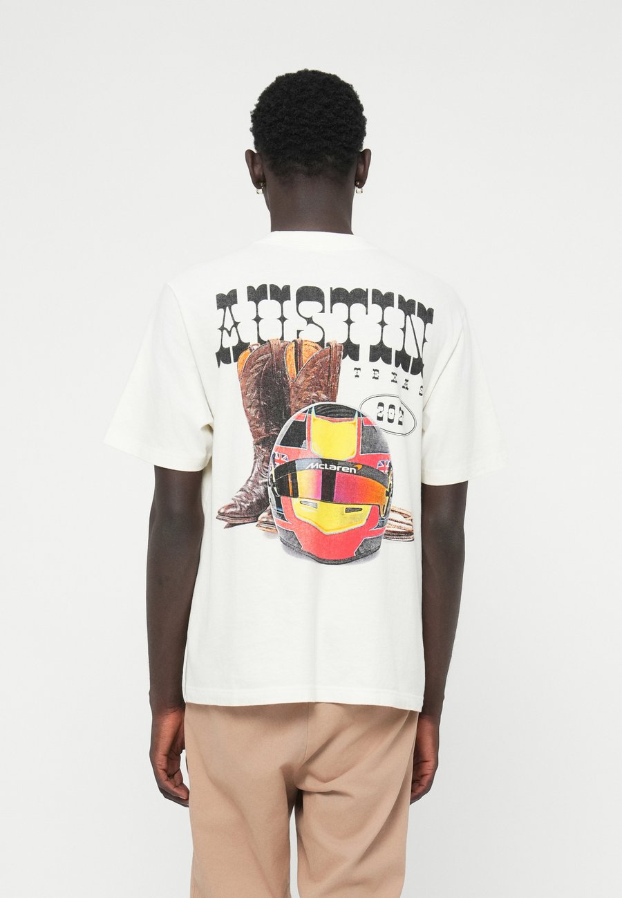 

Футболка Abercrombie & Fitch MCLAREN AUSTIN CAPSULE, White, Белый, Футболка Abercrombie & Fitch MCLAREN AUSTIN CAPSULE, White