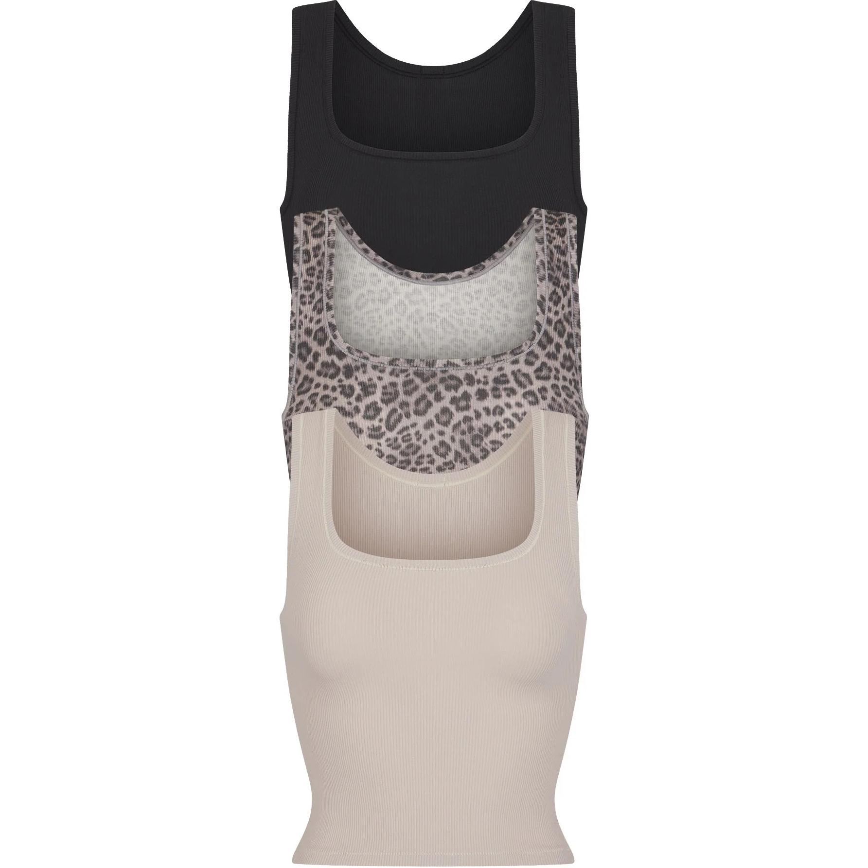 

SKIMS COTTON RIB ТОП-МАЙКА 3 ШТУКИ Майки Женские Набор из 3 штук Снежный Барс Мультиколор, Набор из 3 штук SNOW LEOPARD MULT/Снежный Барс Мультиколор