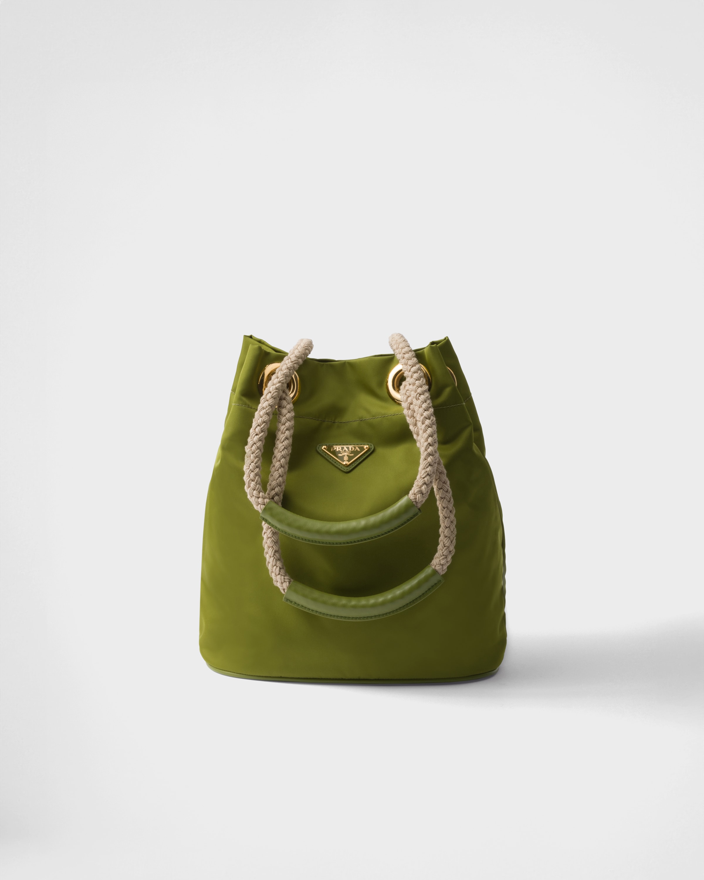 

Маленькая сумка-ведро Prada Mariner из переработанного нейлона Prada, ивовый зеленый