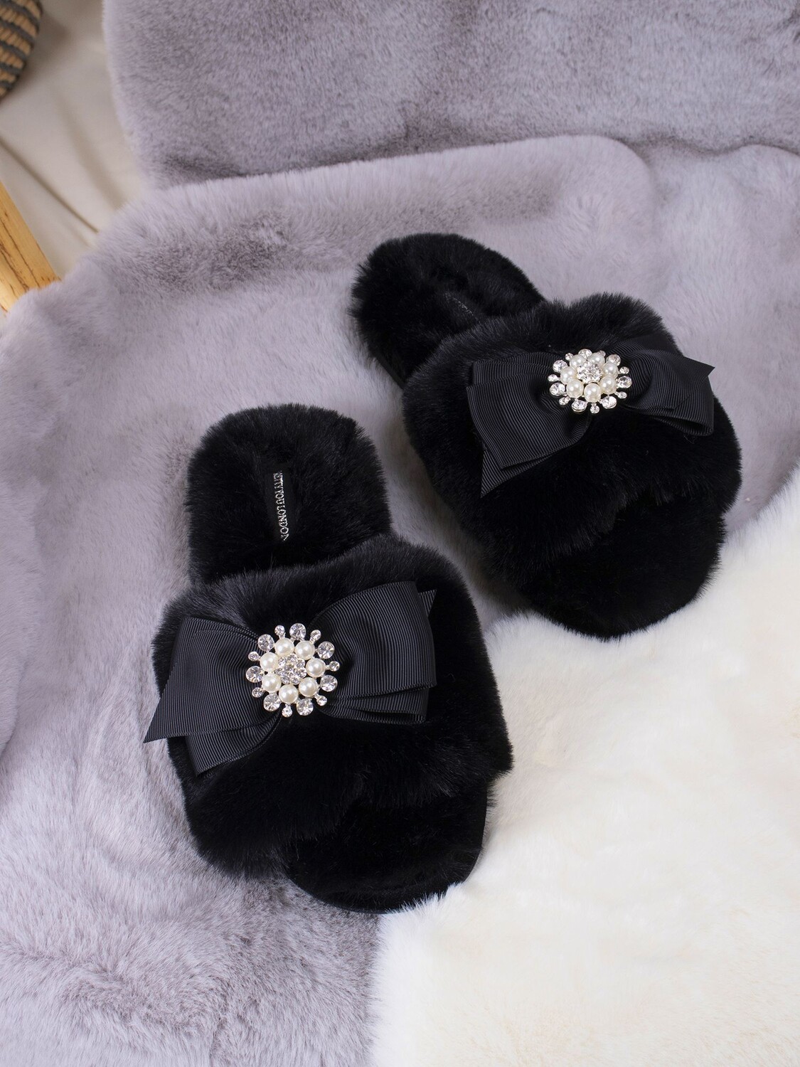 Тапочки из искусственного меха Pretty You London Anya, черные — фото 2