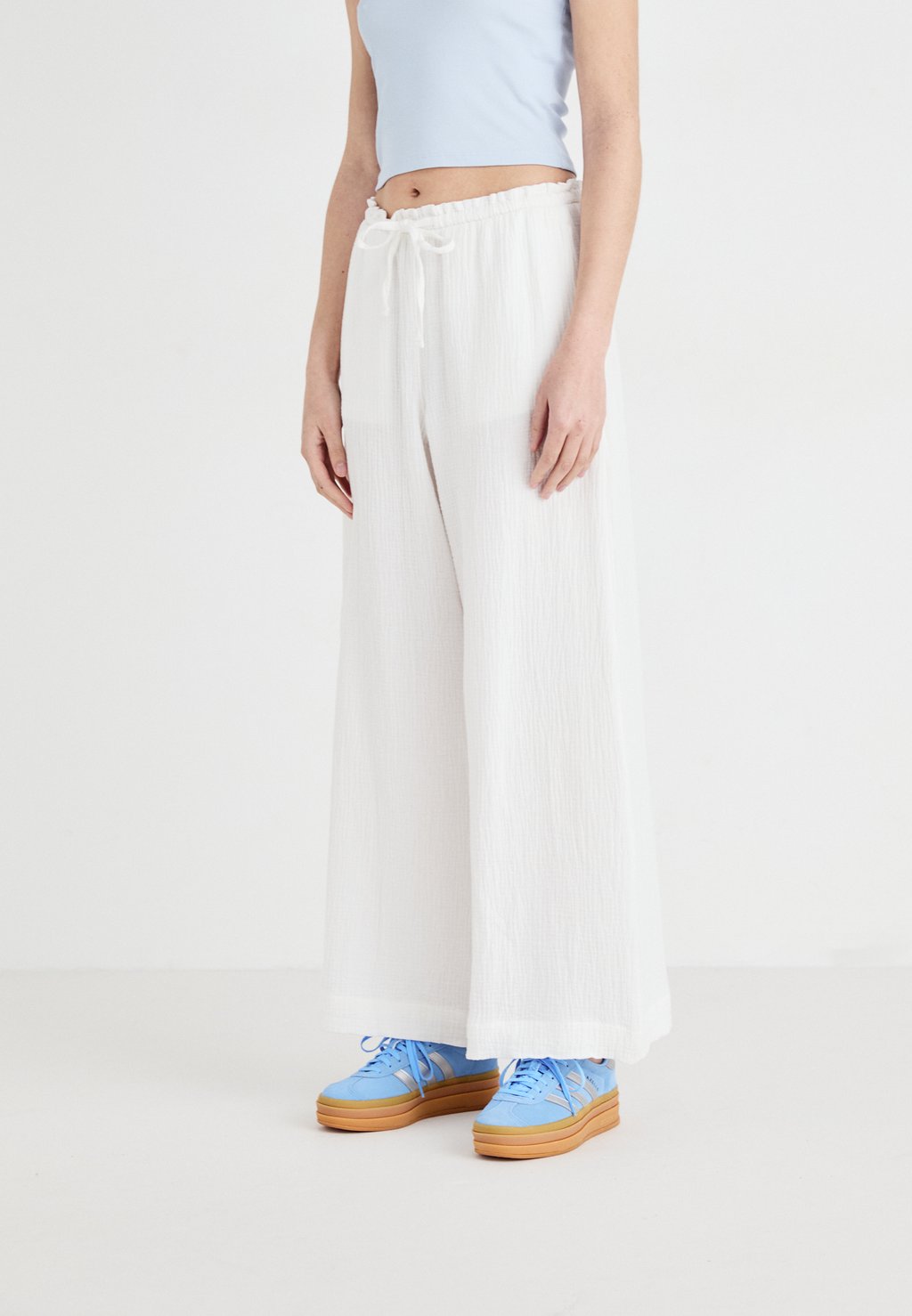 

Брюки GAUZE TROUSERS Gina Tricot, белый