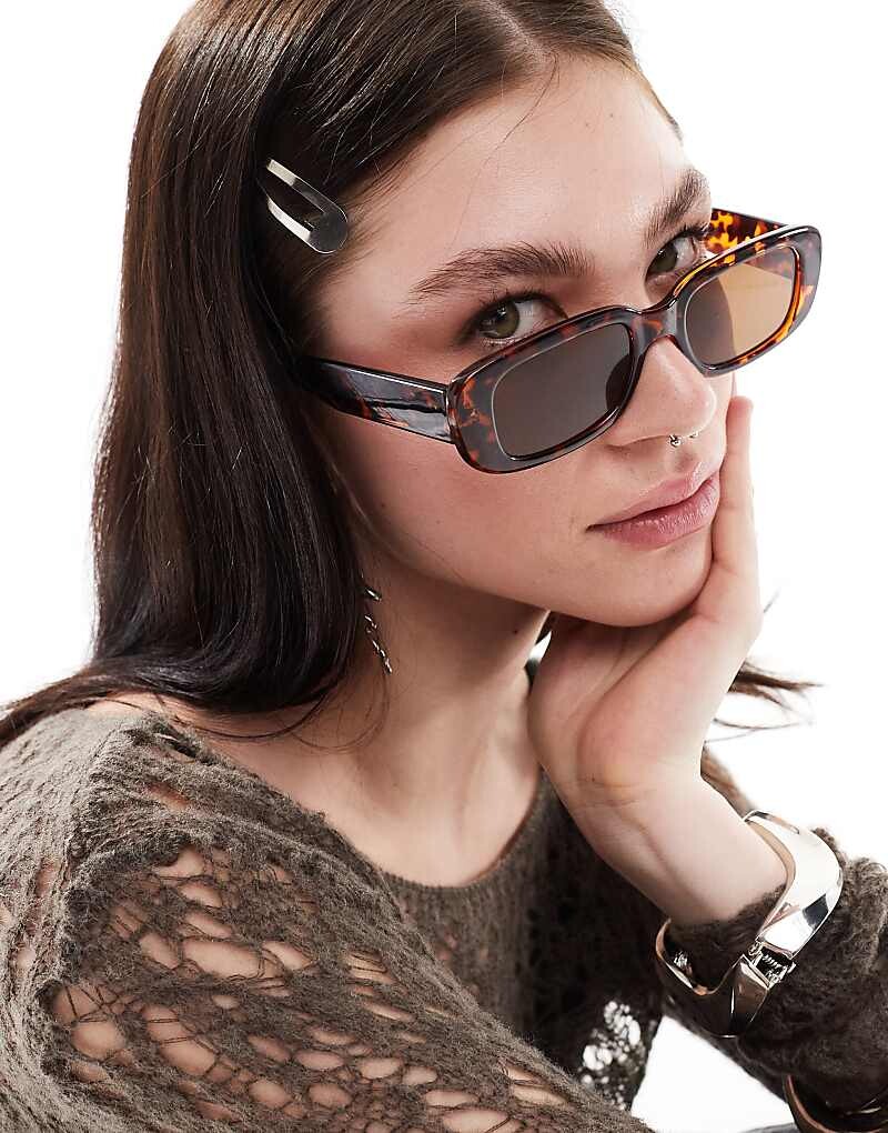 

Monki > 2013 Маленькие коричневые прямоугольные солнцезащитные очки черепаховой расцветки
