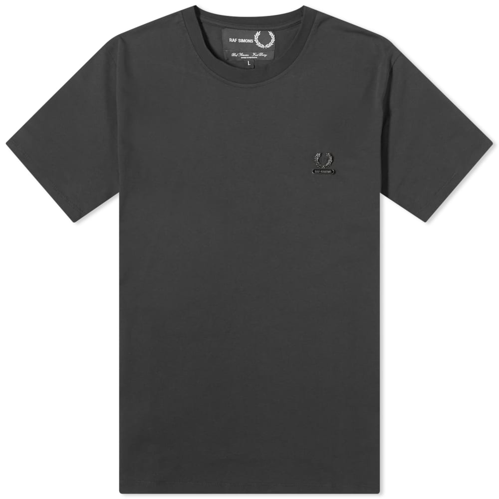 

Футболка с эмалированной булавкой Fred Perry x Raf Simons, черный