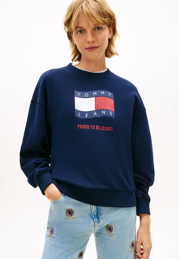 

Толстовка свободного кроя из замши с волнистым флагом Tommy Jeans, Dark Night Navy, Синий, Толстовка свободного кроя из замши с волнистым флагом Tommy Jeans, Dark Night Navy