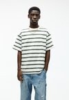 

Футболка с принтом STRIPED SHORT SLEEVE Pull&Bear, зеленый