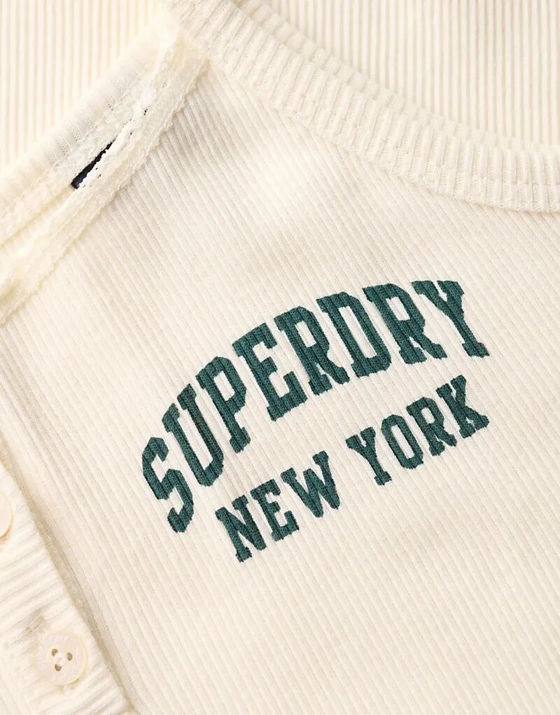 

Топ Superdry Athletic essentials с графическими пуговицами в цвете «кремовый»