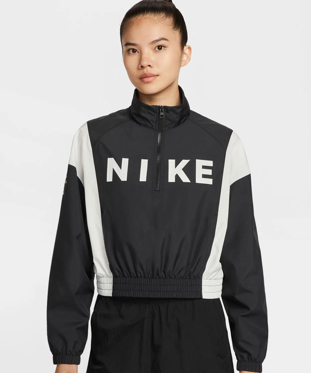 Куртка женская Nike Woven Lightweight 1/4 Zip, чёрная