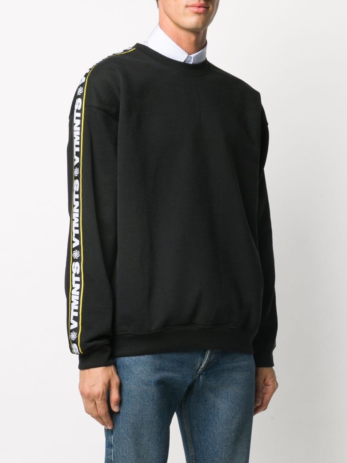 VETEMENTS толстовка с логотипом на рукаве, черный — фото 4