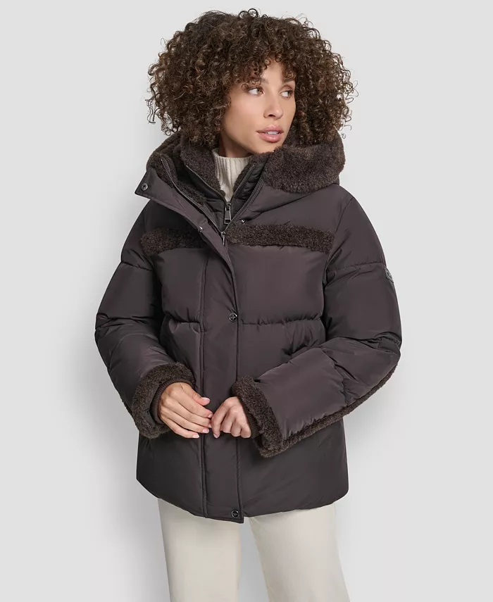 

Женское детальное стеганое пальто с капюшоном DKNY, коричневый