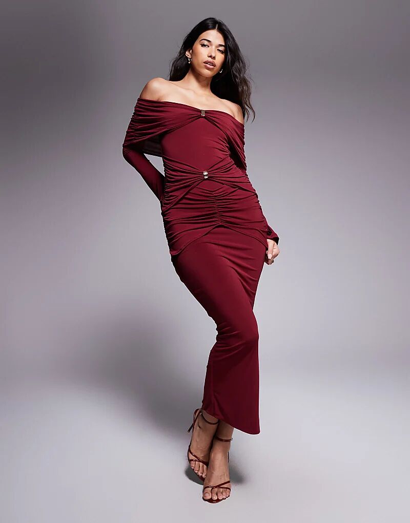 

Платье макси-костюма Ruched & Ready с открытыми плечами, золотистой фурнитурой и рюшами в бордовом цвете