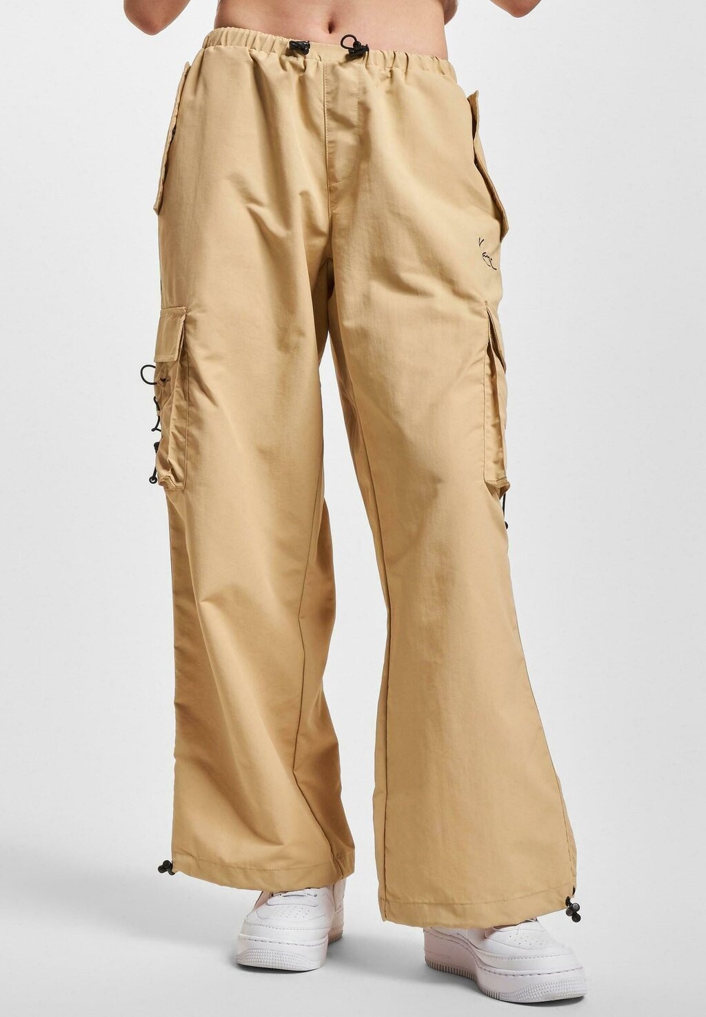 

Брюки-карго SMALL SIGNATURE WIDE PARACHUTE Karl Kani, песочный, Бежевый, Брюки-карго SMALL SIGNATURE WIDE PARACHUTE Karl Kani, песочный