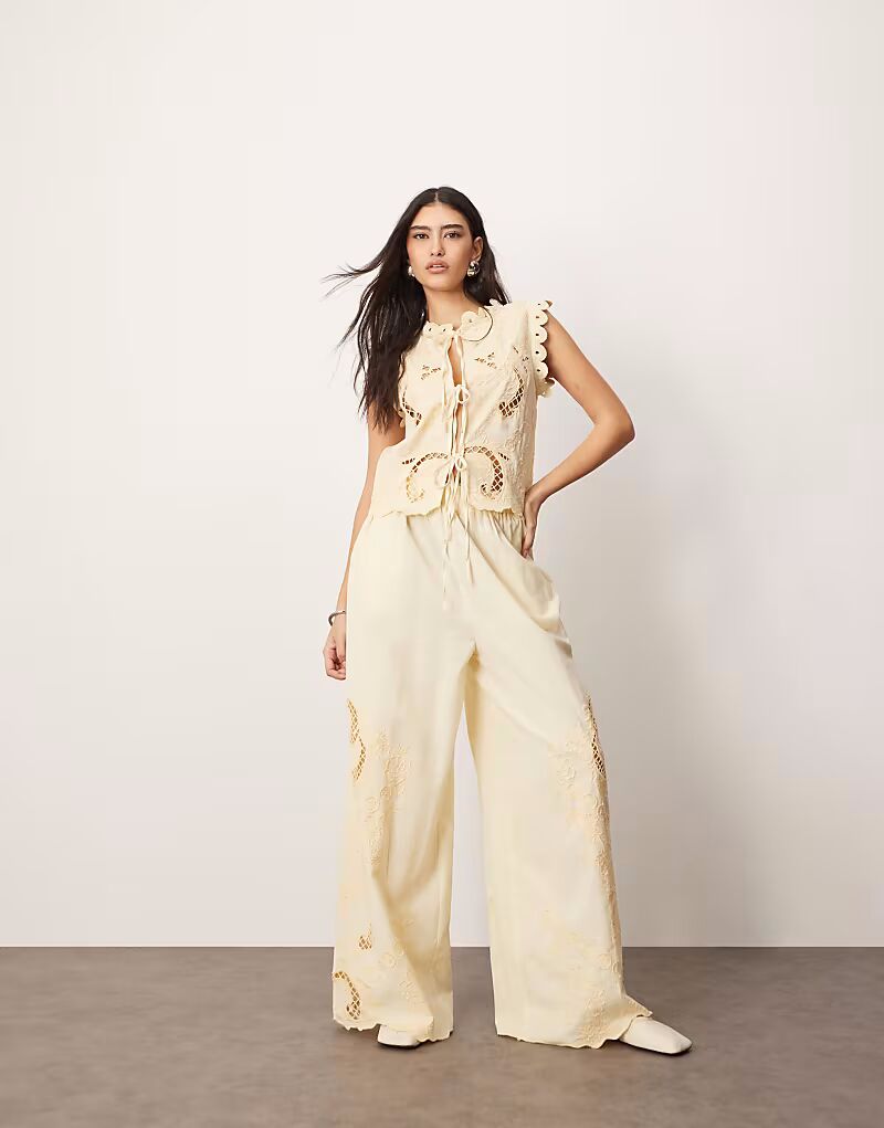 

Прямые брюки из хлопка с вышивкой и ришелье лимонного цвета Arrange