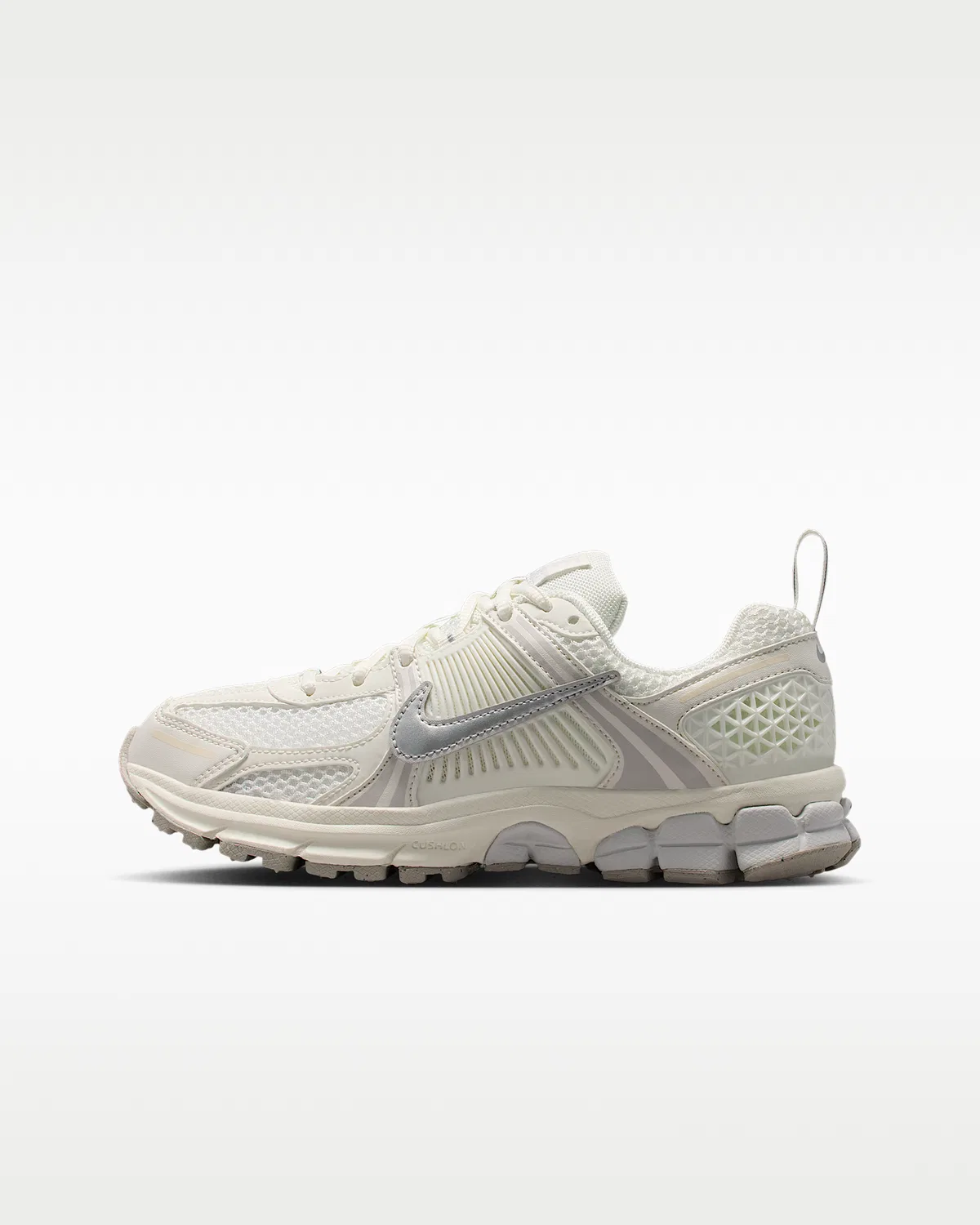 Детские кроссовки с отражающими элементами Nike Vomero 5, Sail/Vast Grey/College Grey/Metallic Silver