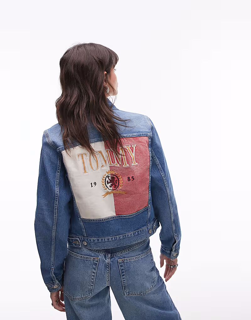 

Джинсовая куртка Tommy Jeans Heritage Flag в цвете полувыбеленный синий