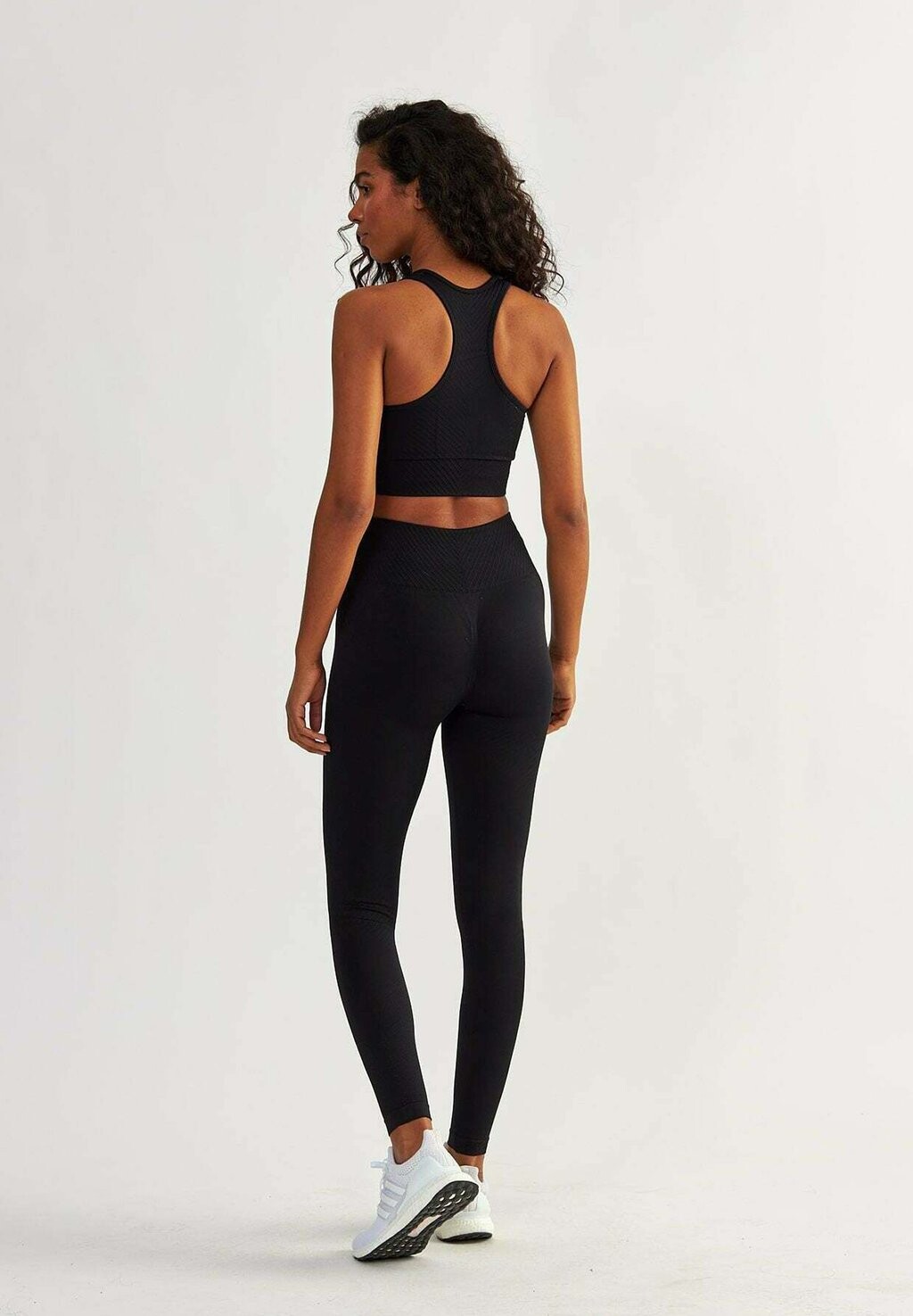 

Спортивные бюстгальтеры со средней поддержкой FORCE SEAMLESS BeShaped, черный