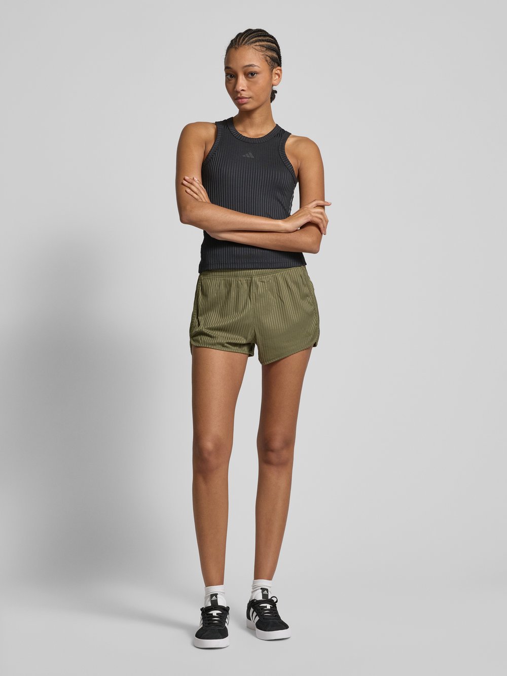 

Шорты свободного кроя с отделкой в ​​рубчик, модель «PACER» ADIDAS SPORTSWEAR, хаки