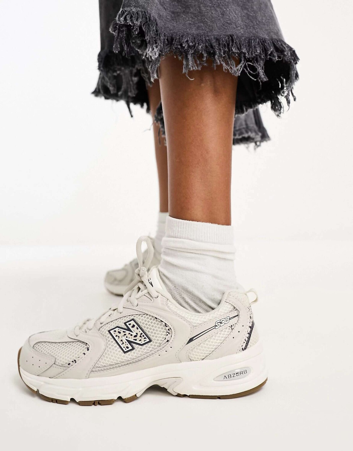 Кроссовки New Balance 530 бежевого цвета с леопардовым принтом — фото 2