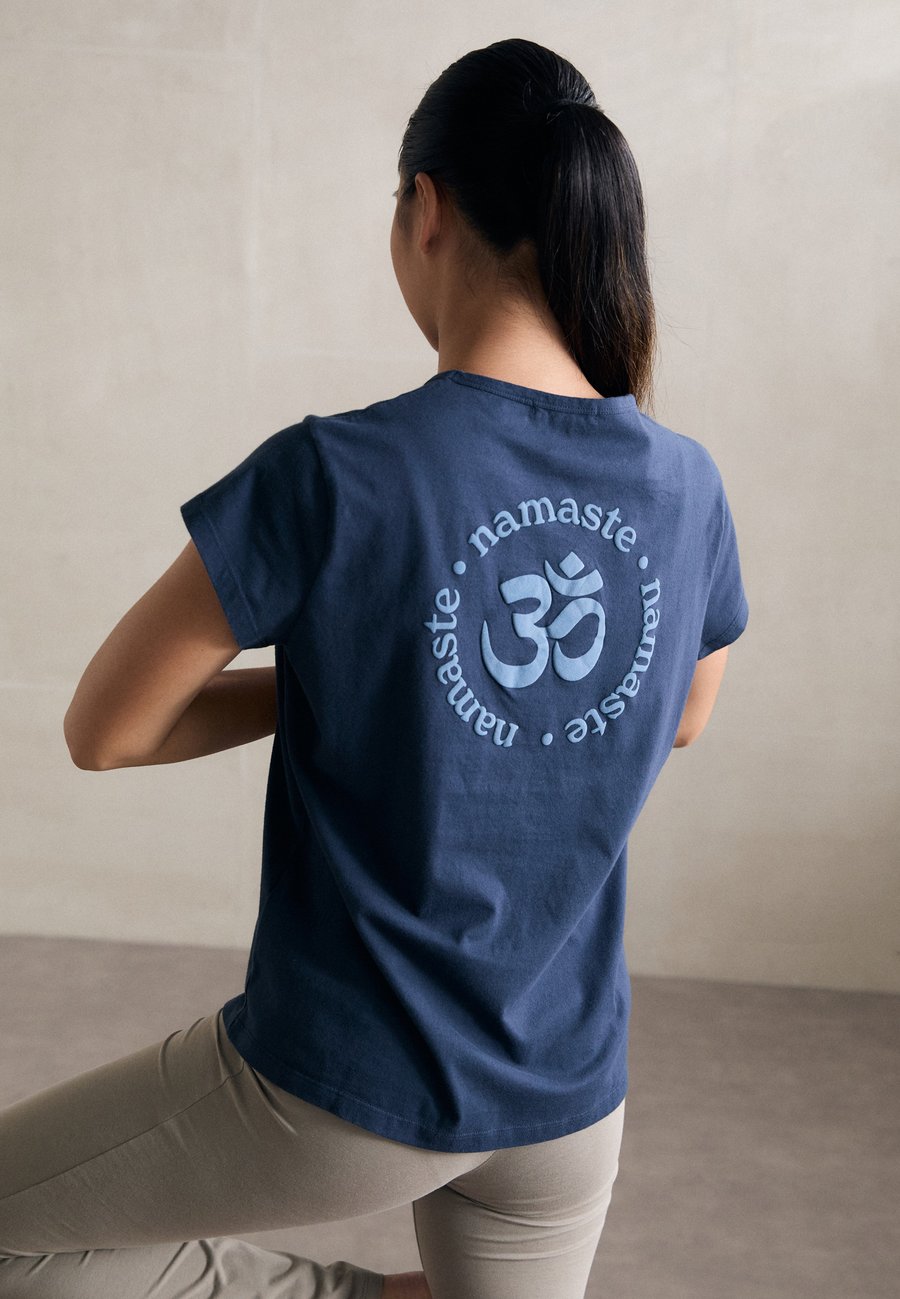 

Футболка Yogasearcher NAMASTE, Navy/Dark Blue