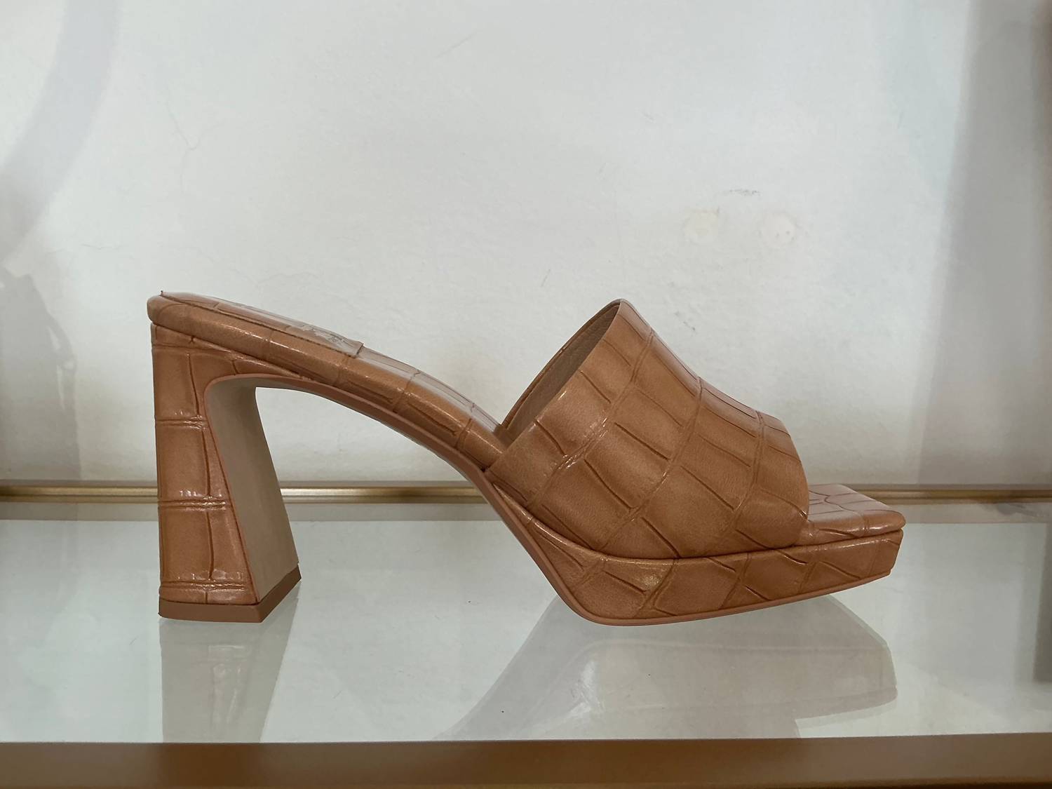 Женские мюли из крокодиловой кожи бежевые Jeffrey Campbell