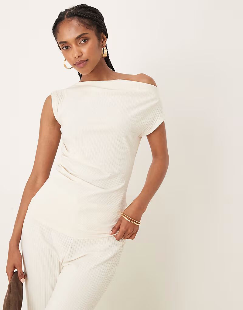 

Топ с отделкой рюшами и ребристым узором в кремовом цвете Vila