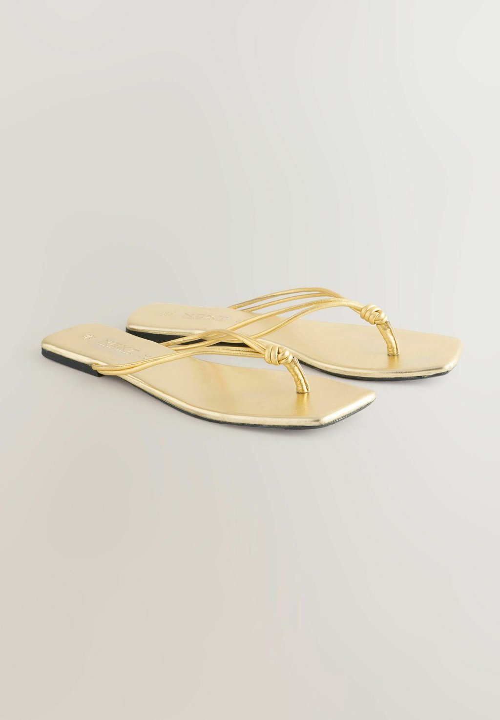 Сандалии с Т-образной застежкой FOREVER COMFORT KNOTTED TOE THONGS Next, золотистый — фото 2