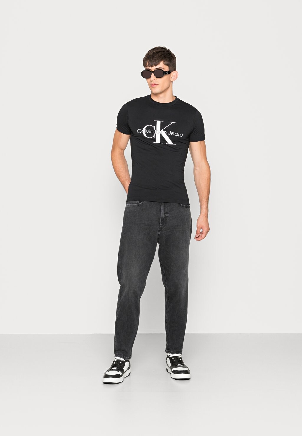 Футболка с принтом Core Monogram Calvin Klein, черная — фото 4