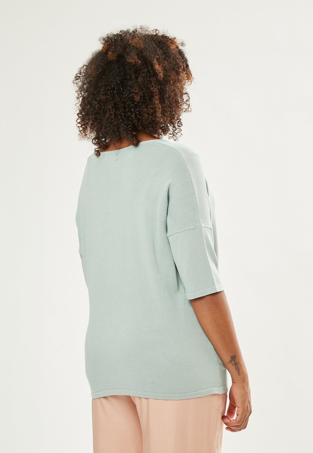 

Базовая футболка WIDE V-NECK Maison Form'elle, мята