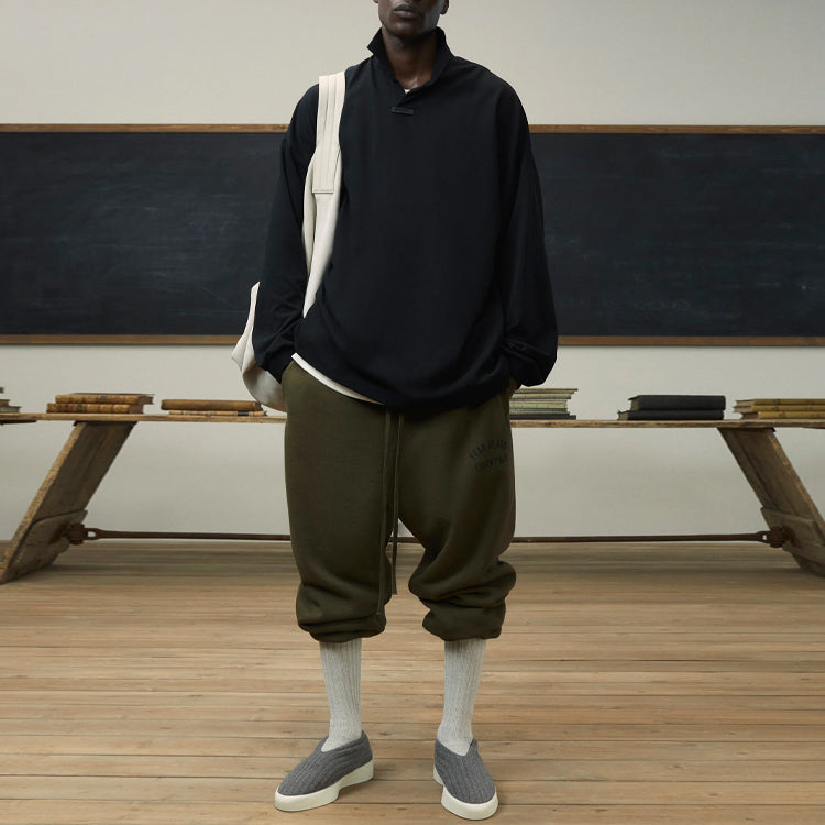 Спортивные брюки Fear of God Essentials Fleece Sweatpant 'Olive', оливкого-зеленый — фото 3