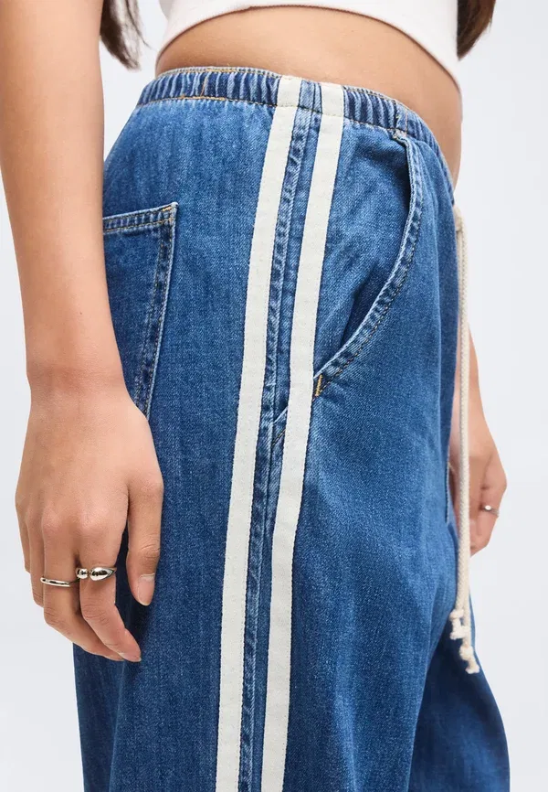 Джинсы Superlight side stripe wide leg Gap, medium wash, средняя стирка — фото 4