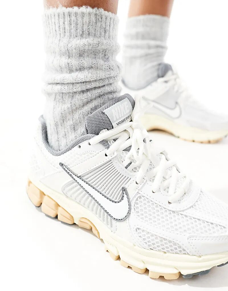 Кроссовки Zoom Vomero 5 белого и серого цвета Nike — фото 3