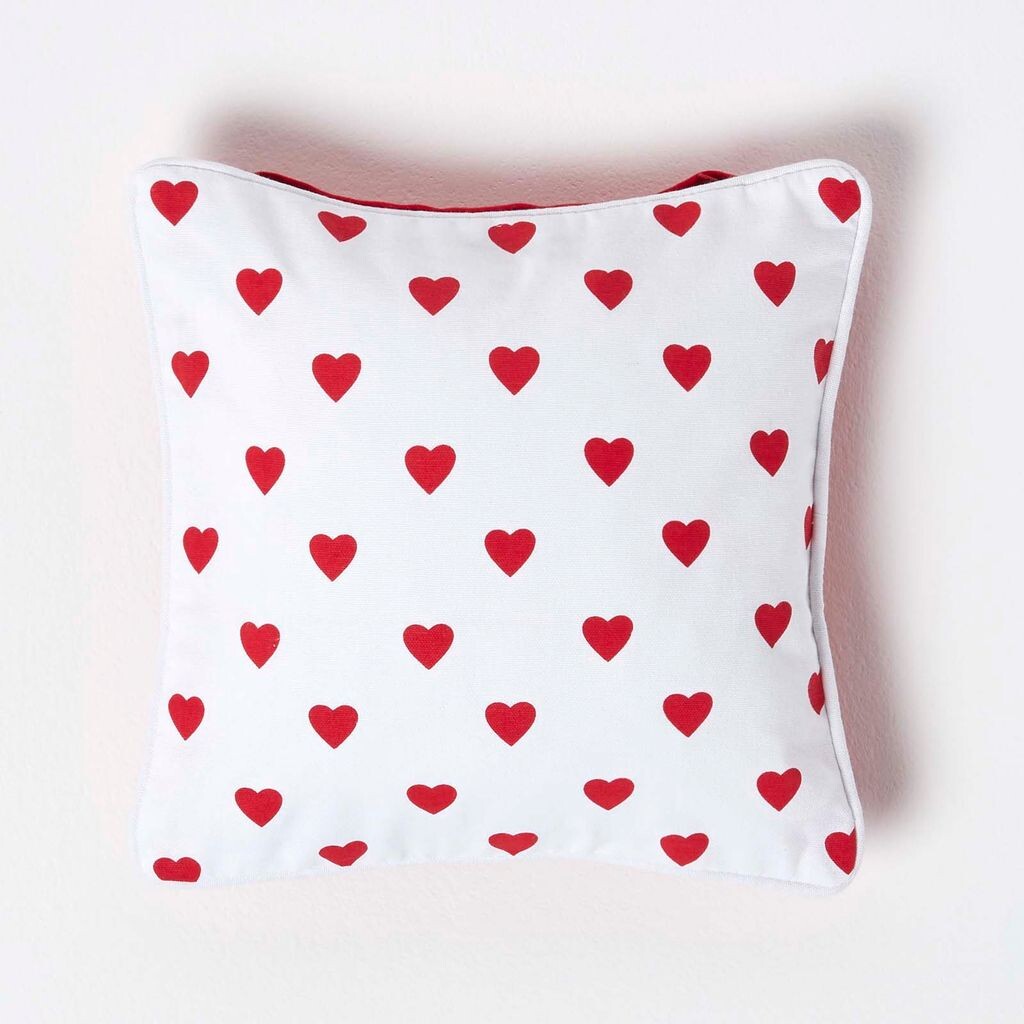 

Хлопковый чехол на подушку HOMESCAPES Red Hearts 30x30см