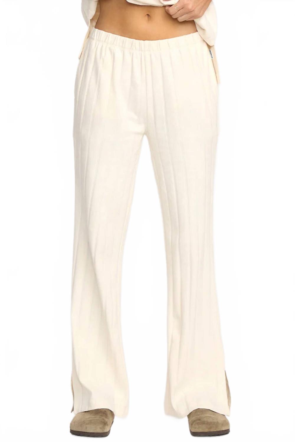 

Кэсс в штанах в Уайткепе Billabong, whitecap