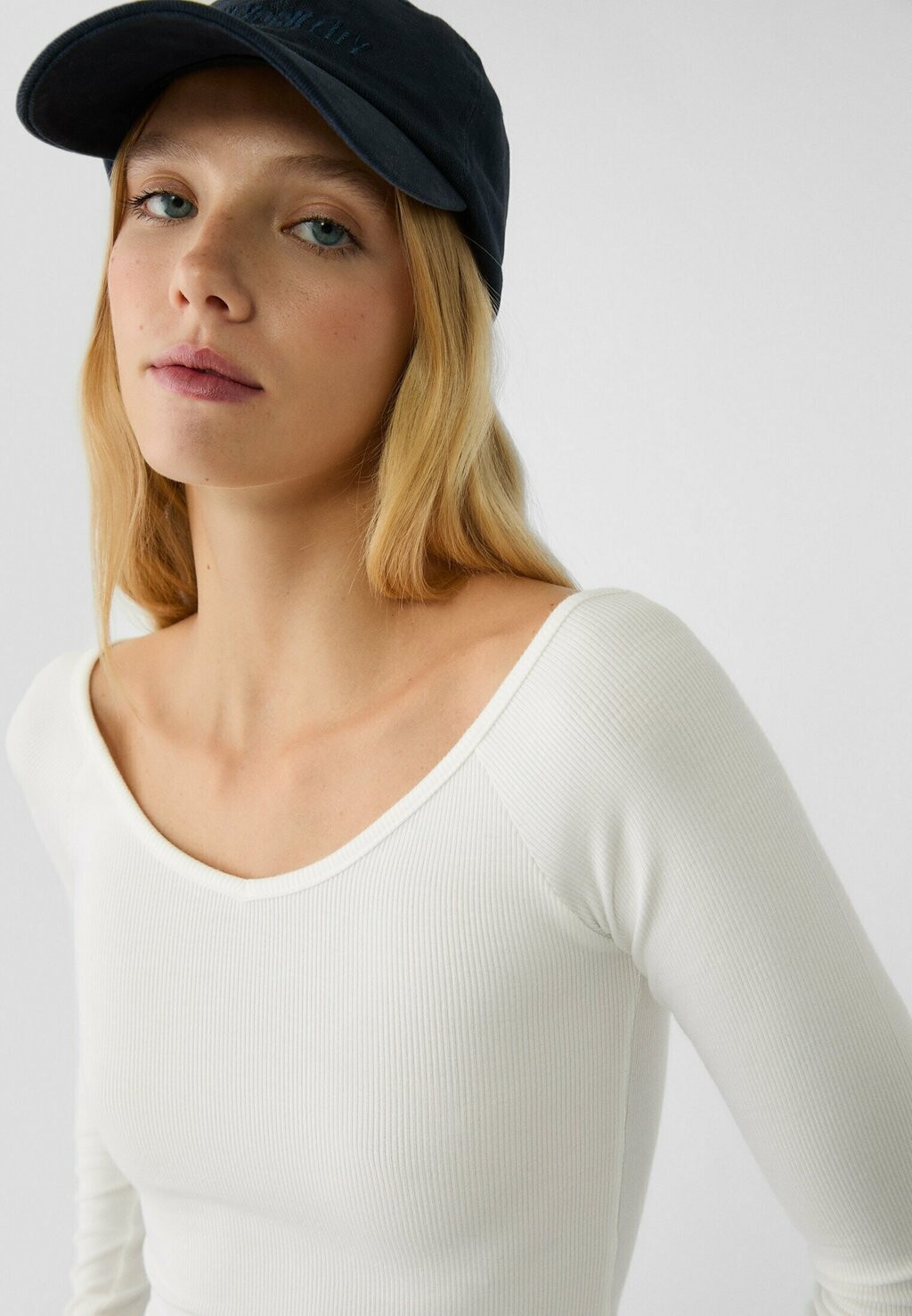 

Топ с длинными рукавами V-NECK Stradivarius, бежевый