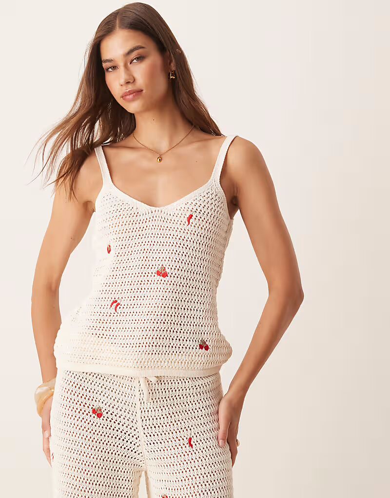 

Вязаный топ с вышитыми фруктами в цвете кремовый Asos Design
