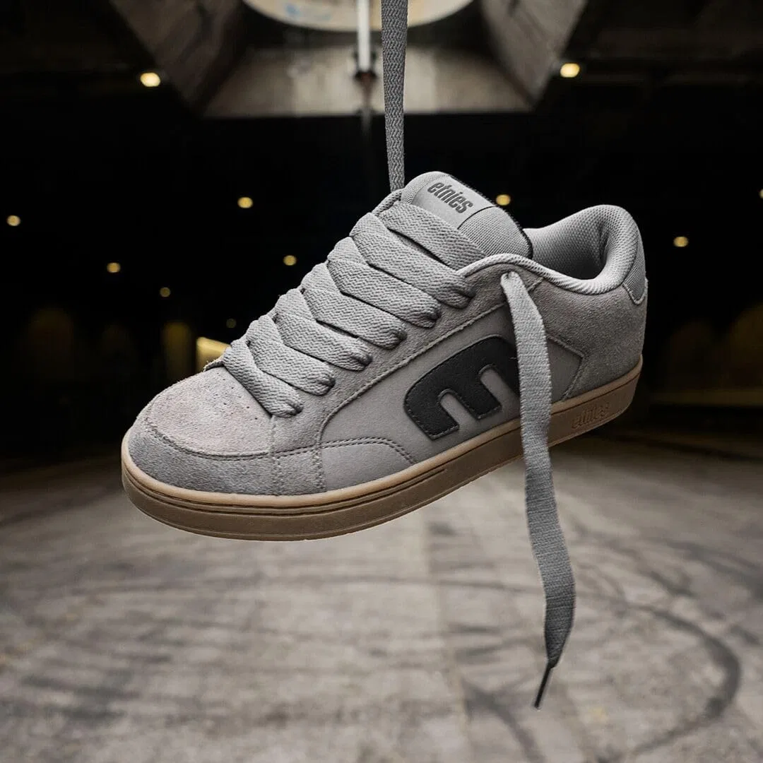 Скейтбордические кроссовки Etnies Kingpin 2K - низкие, на чашеобразной подошве, с прочной амортизацией, в стиле 2000-х, Grey Black Gum — фото 2