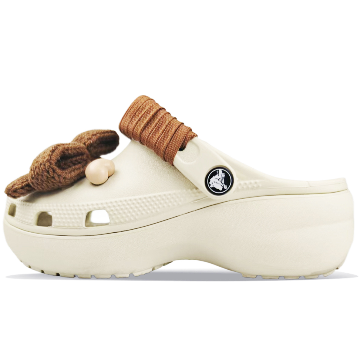 Crocs Классические платформенные клоги BNK Bear Cookies женские костяного белого цвета с принтом "Медвежье печенье", цвет Bear Cookies