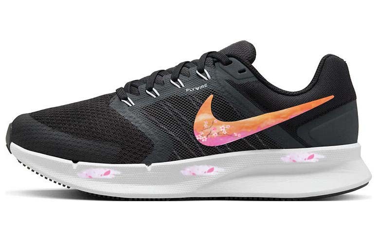 

Кроссовки женские Run Swift 3 Low-top черные/белые Nike