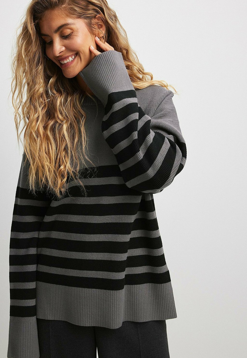 

Свитер GESTREIFTER MIT RUNDHALSAUSSCHNITT NA-KD, мультиколор