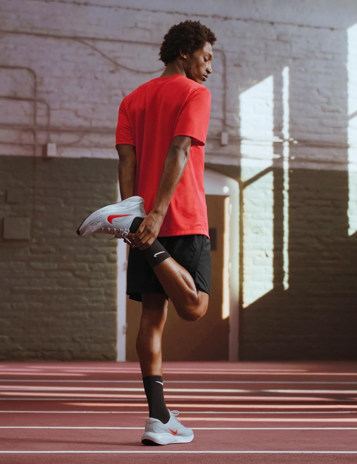 Мужские беговые кроссовки Nike Journey Run для шоссе, белый/черный/алый — фото 2