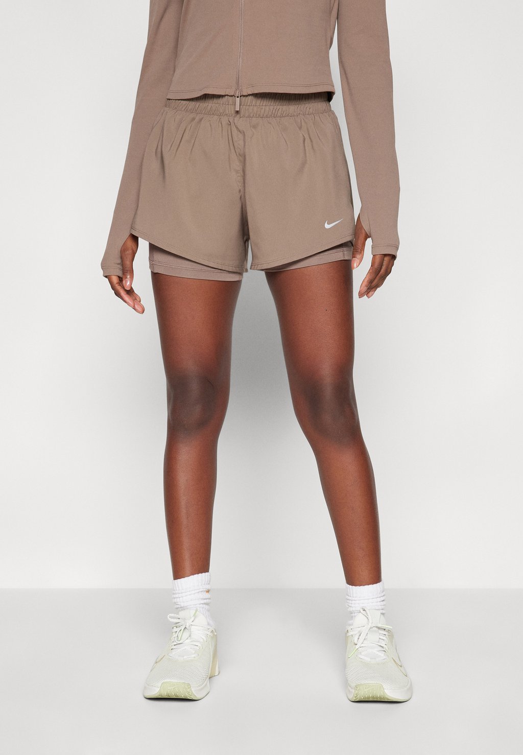 

Спортивные шорты ONE SHORT Nike Performance, коричневый