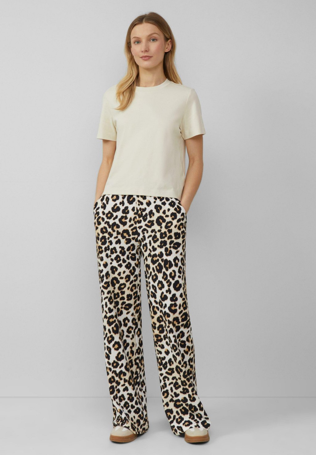 

Брюки WIDE-LEG MIT LEO-MUSTER s.Oliver, кремовый