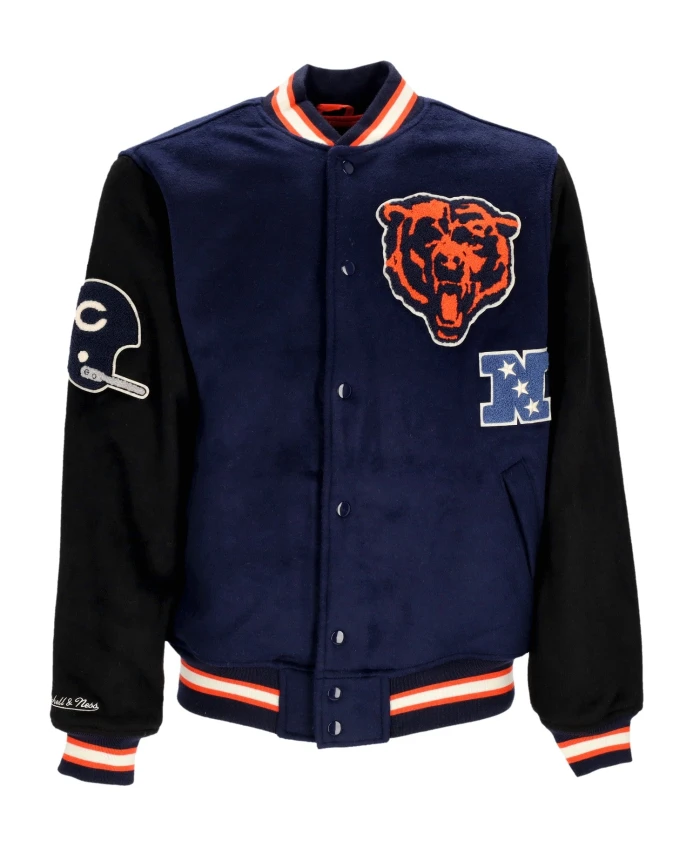 

Чикаго носит старинную университетскую куртку Mitchell & Ness, синий